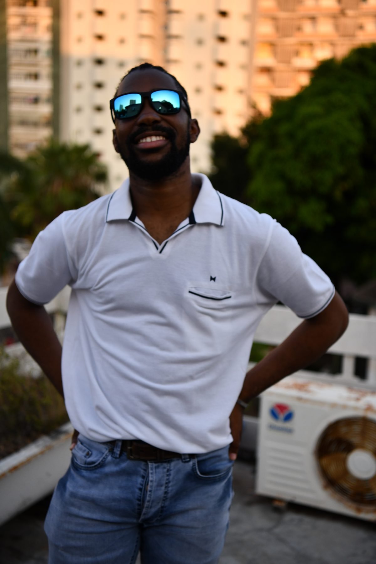 Par do Dance Spot a dançar kizomba no terraço da escola